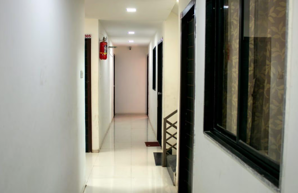 FRIENDLY PAYING GUEST — photo 3