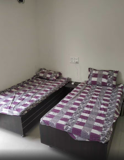 FRIENDLY PAYING GUEST — photo 2