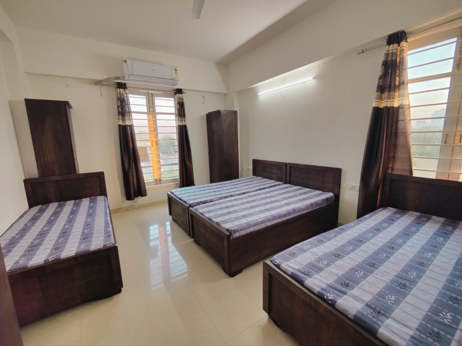 Dr. house paying guest house — photo 5
